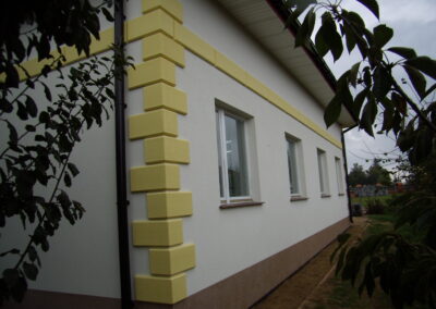 Biało-żółty docieplony dom